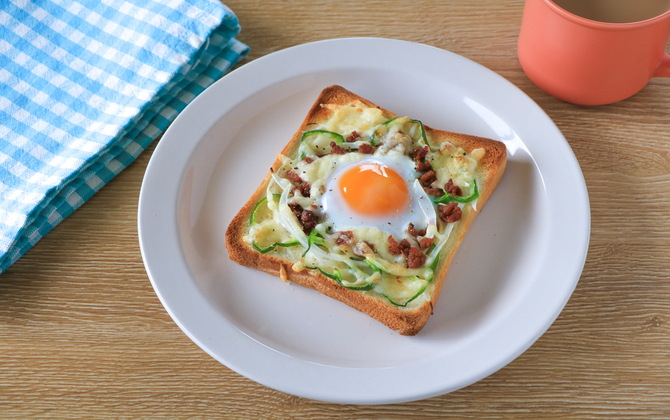 とりそぼろと半熟卵のピザトースト